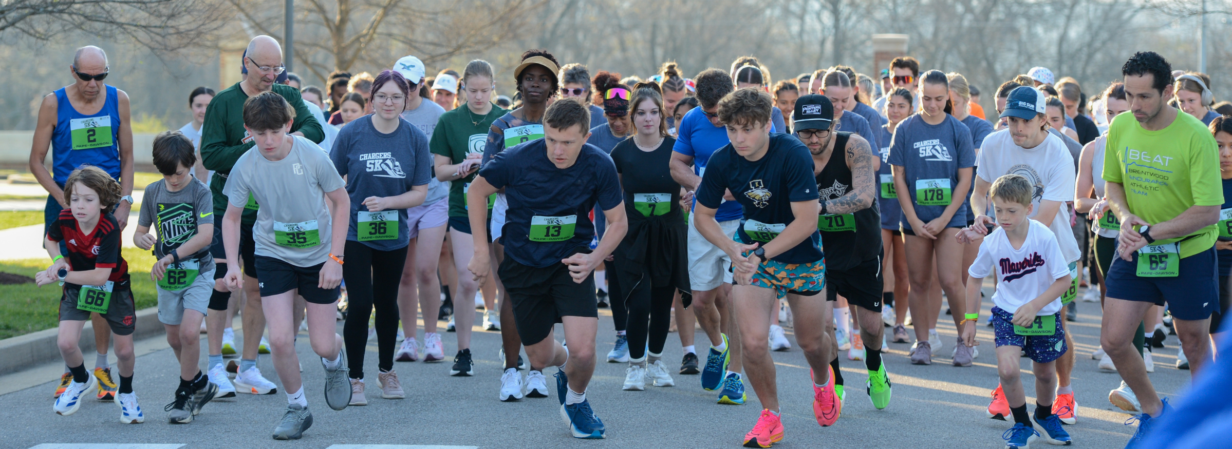 A picture shows a wide shot of several runners beginning a race.